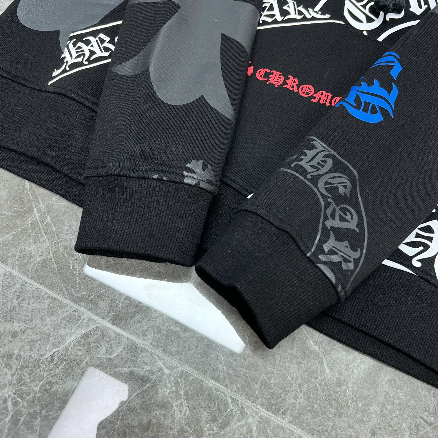 P260 Chrome Hearts 🍁Autumn and Winter🍁 2025 Simultaneous sales at counters❤️ Chrome logo limited online hooded sweatshirt Imported environmentally friendly glue printing and dyeing Improved customized version 1:1 high-gram weight high-quality fabric 🌈Recommended colors: black white 🌈 Size: S, M, L, XL